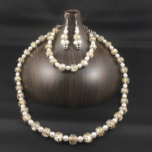 Necklace and bracelet + pearl earrings.